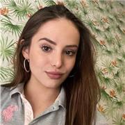 Profesora que imparte clases de Geografía física y humana , además de Historia del arte